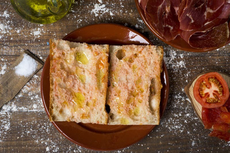 PA-amb Tomaquet, Brot Mit Der Tomate, Typisch Von Katalonien, Spanien ...