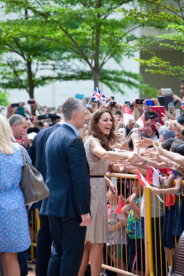 Kate Middleton et prince William rencontrant les wishers bons, septembre 12 2012 de Singapour photographie stock libre de droits Kate Middleton et prince William rencontrant les wishers bons, septembre 12 2012 de Singapour photographie stock libre de droits