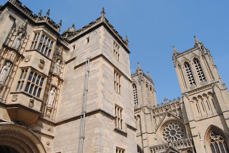 Katedra w Bristolu i Abbey Gatehouse, Bristol, Anglia 20 maja 2018 r. BRISTOL, ANGLIA, ZJEDNOCZONE KRÓLESTWO - 20 maja 2018 r. : Widok na katedrę w Bristolu i Abbey Gatehouse, Bristol, Anglia 20 maja 2018 r. Oba budynki powstały w XII wieku