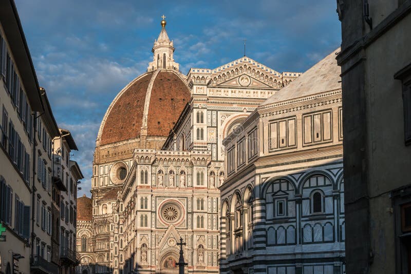 Katedralen Florens Saint Mary of Flower, Florence Duomo och Giotto s Campanile of Florence royaltyfria bilder Katedralen Florens Saint Mary of Flower, Florence Duomo och Giotto s Campanile of Florence royaltyfria bilder