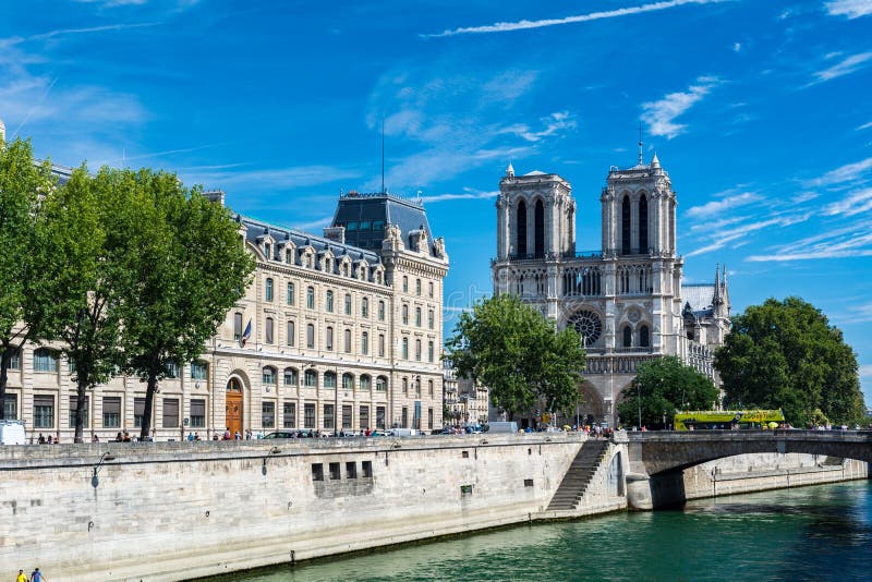 Katedralna paniusia de Paryż