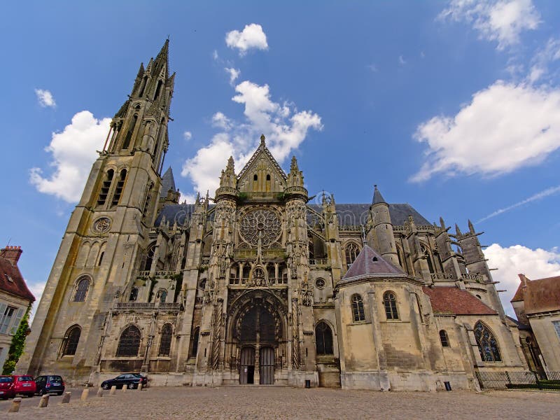 Kathedraal van onze Dame, Senlis, Picardie, Frankrijk stock foto Kathedraal van onze Dame, Senlis, Picardie, Frankrijk stock foto