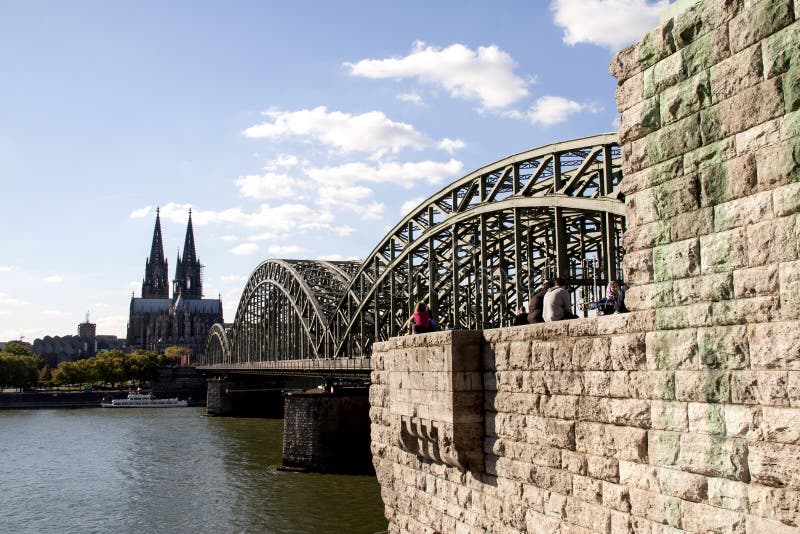 Kathedrale von Köln gesehen über dem Hohenzollernbrucke stockbild Kathedrale von Köln gesehen über dem Hohenzollernbrucke stockbild