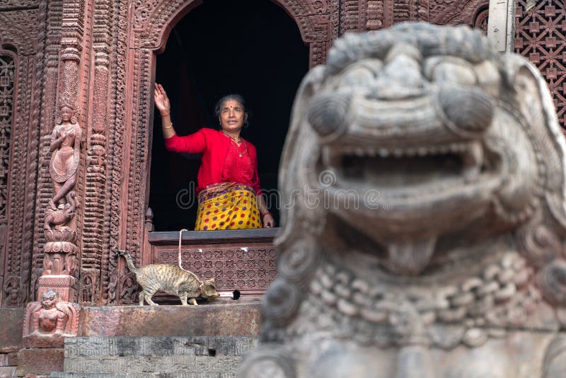 Kathmandu-18 03 2019: Las mujeres y su gato en cuadrado durbar en Katmandu fotos de archivo Kathmandu-18 03 2019: Las mujeres y su gato en cuadrado durbar en Katmandu fotos de archivo