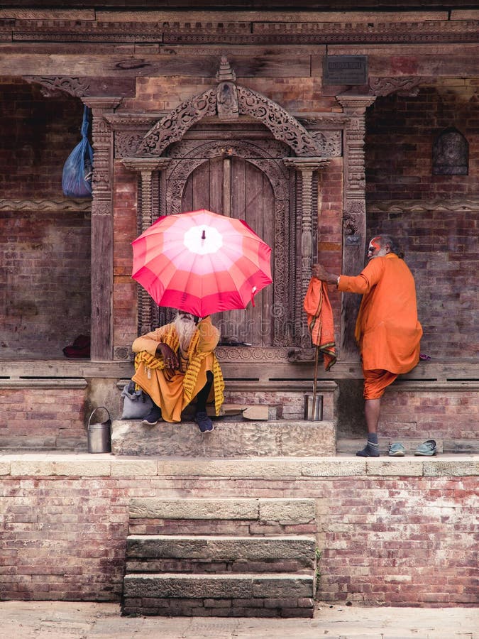 Kathmandu, Nepal, il 2 maggio 2018 - due yogisholly equipaggiano il ` s che riposa dentro fotografia stock libera da diritti Kathmandu, Nepal, il 2 maggio 2018 - due yogisholly equipaggiano il ` s che riposa dentro fotografia stock libera da diritti