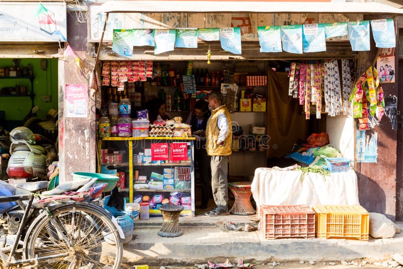 Kathmandu, Nepal - 4 novembre 2018: Donne che lavorano in un piccolo negozio in via centrale di Kathmandu fotografia stock Kathmandu, Nepal - 4 novembre 2018: Donne che lavorano in un piccolo negozio in via centrale di Kathmandu fotografia stock