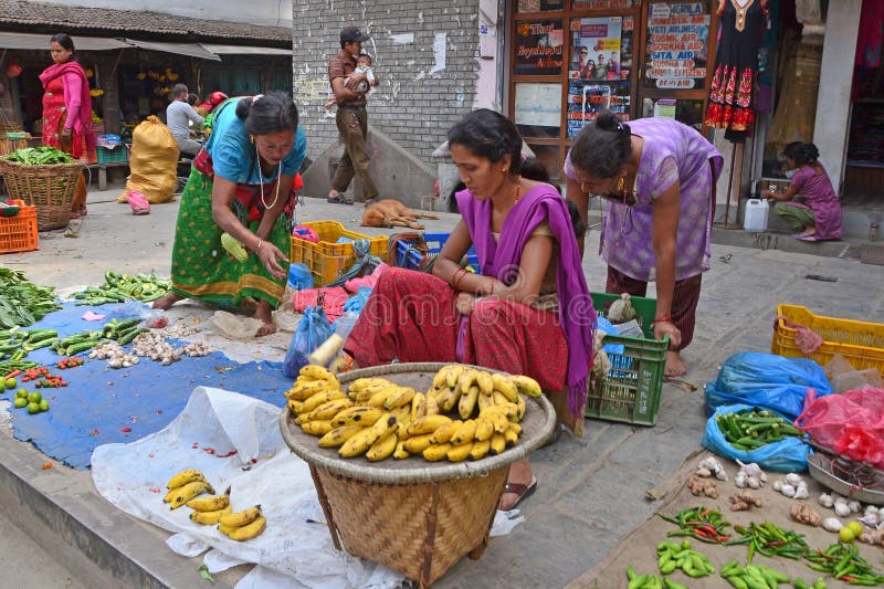 Kathmandu, Nepal, Październik, 12, 2013, Nepalska scena: Ludzie sprzedają warzywa na ulicie w Kathmandu zdjęcia royalty free Kathmandu, Nepal, Październik, 12, 2013, Nepalska scena: Ludzie sprzedają warzywa na ulicie w Kathmandu zdjęcia royalty free