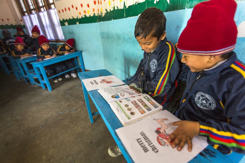 KATHMANDU, NEPAL - unbekannte Schüler in der Englischstunde an der Grundschule lizenzfreie stockfotografie KATHMANDU, NEPAL - unbekannte Schüler in der Englischstunde an der Grundschule lizenzfreie stockfotografie