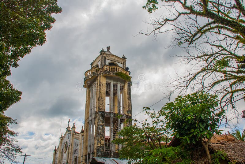 Katholieke Kathedraal op de achtergrond van boomtakken in de Filippijnen Pandan, Panay royalty-vrije stock afbeeldingen Katholieke Kathedraal op de achtergrond van boomtakken in de Filippijnen Pandan, Panay royalty-vrije stock afbeeldingen