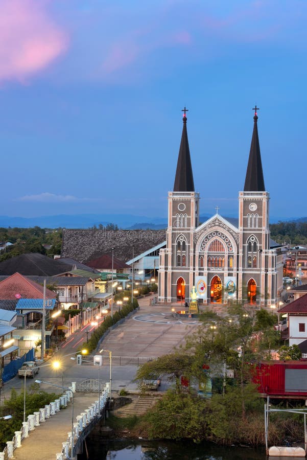 Katholieke Kerk tijdens de provincie van zonsopgangchanthaburi stock foto Katholieke Kerk tijdens de provincie van zonsopgangchanthaburi stock foto