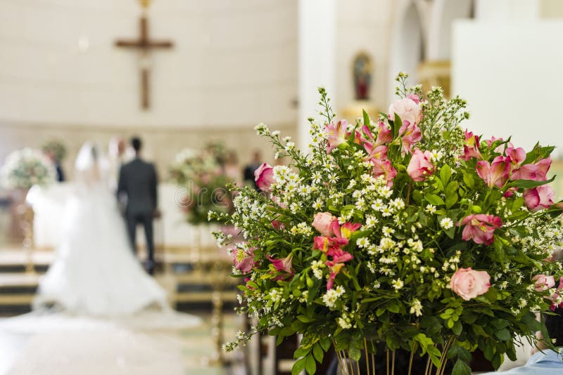 Katholieke kerkdecoratie voor huwelijksceremonies - bruid en bruidegom op de naakte bodem - royalty-vrije stock afbeelding Katholieke kerkdecoratie voor huwelijksceremonies - bruid en bruidegom op de naakte bodem - royalty-vrije stock afbeelding