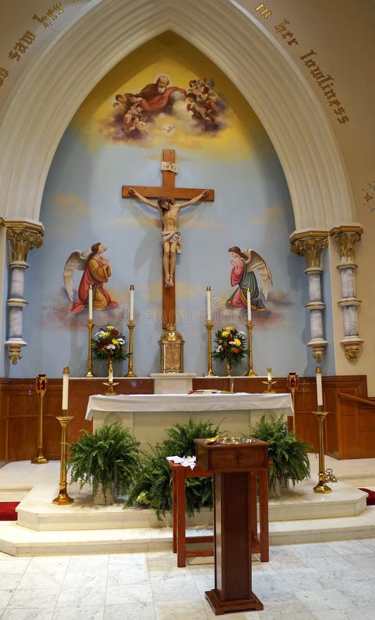 Altar Der Kirche Kreuz Bibel Pflanzen Enger Dekoration Religiösen  Katholischen Stockfoto und mehr Bilder von Altar - iStock