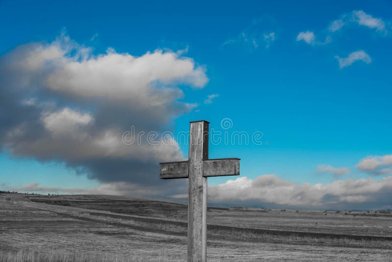 Katholisches Kreuz der einfachen Eiche im Schwarzweiss--, blauen Himmel mit stormclouds stockfotos Katholisches Kreuz der einfachen Eiche im Schwarzweiss--, blauen Himmel mit stormclouds stockfotos