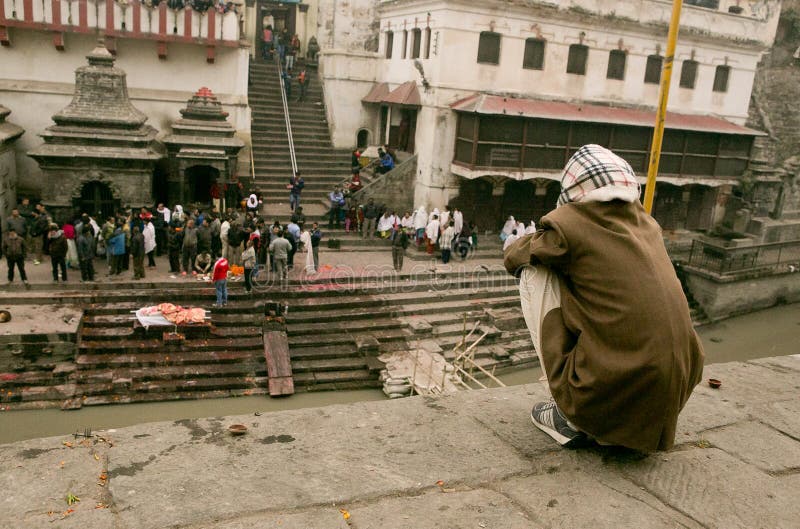 Katmandu Nepal - Januari 01, 2017: Skorra av dött folk i helig brand arkivbilder Katmandu Nepal - Januari 01, 2017: Skorra av dött folk i helig brand arkivbilder