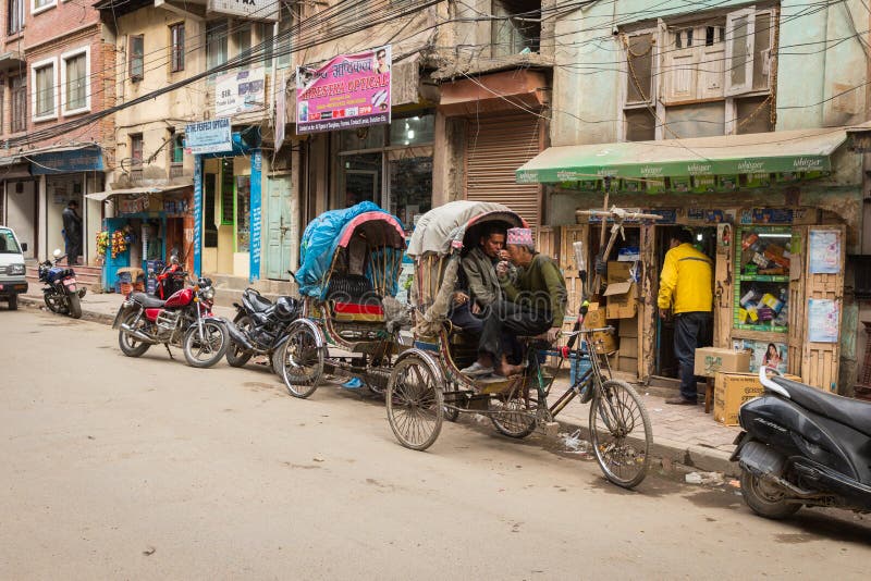KATMANDU NEPAL-MARCH 16: Gatorna av Katmandu på mars 16, arkivfoton KATMANDU NEPAL-MARCH 16: Gatorna av Katmandu på mars 16, arkivfoton