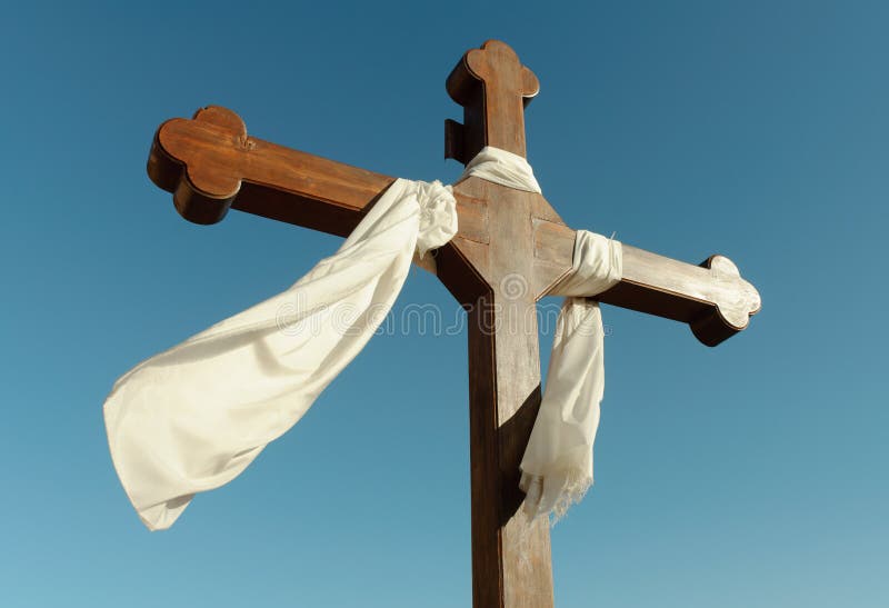 Katolika przecinający tkaniny biel