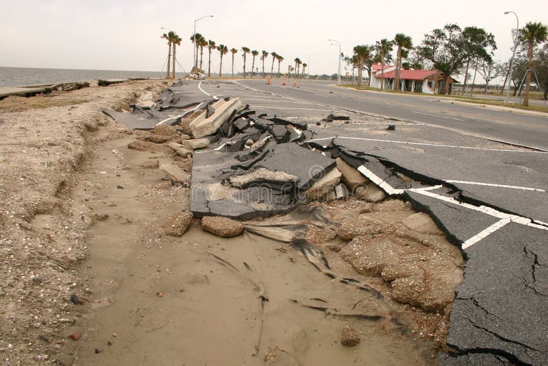 Carreteras deslizándose Agua a lo largo de Costa de norte de nuevo.