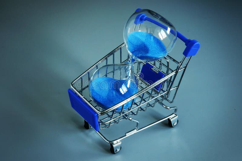 Kaufen einiger Zeit für selbst Einkaufswagen- und Sanduhr stockbilder Kaufen einiger Zeit für selbst Einkaufswagen- und Sanduhr stockbilder
