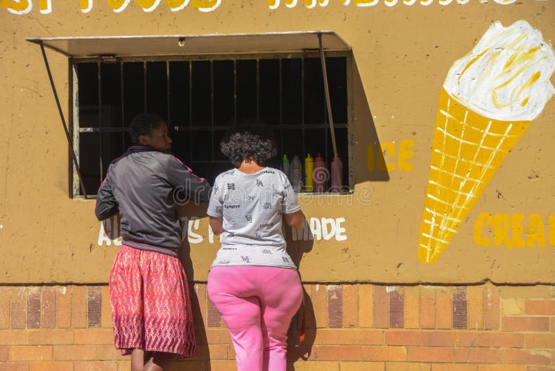 Kaufen von spaza Shop stockbilder