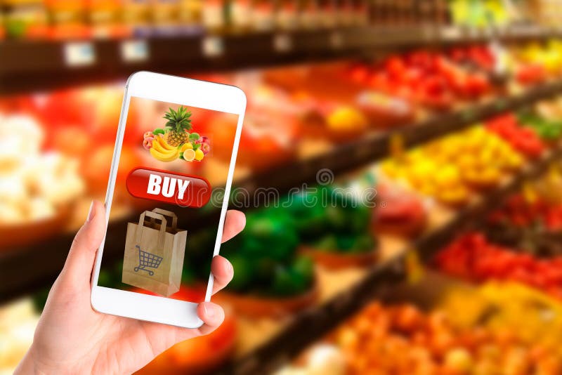 Kaufende gesunde Nahrung der Frau im Supermarkthintergrund Schließen Sie herauf Ansichtmädchen-Kaufprodukte unter Verwendung des stockbilder Kaufende gesunde Nahrung der Frau im Supermarkthintergrund Schließen Sie herauf Ansichtmädchen-Kaufprodukte unter Verwendung des stockbilder