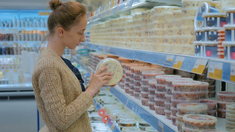 Kaufende Meeresfrüchte der Frau am Supermarkt