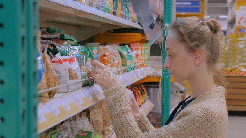 Kaufende Trockenfrüchte der Frau am Supermarkt