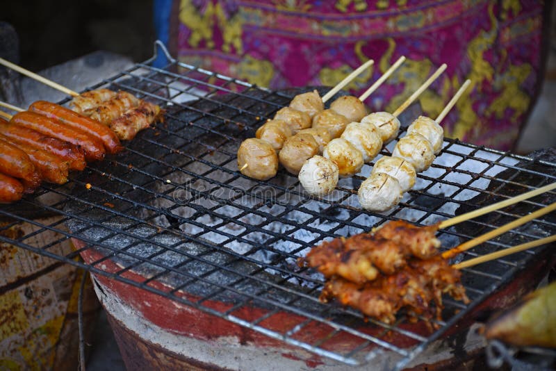 Kaufmann sind gegrillter Treffenball und treffen Stock auf Straßenstraße lizenzfreie stockbilder Kaufmann sind gegrillter Treffenball und treffen Stock auf Straßenstraße lizenzfreie stockbilder
