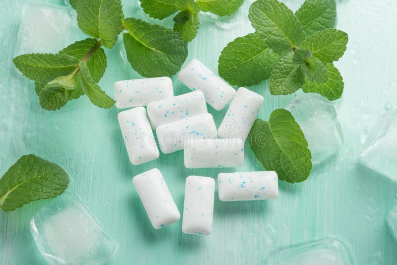 Kaugummi mit Minze und Eis stockbild Kaugummi mit Minze und Eis stockbild