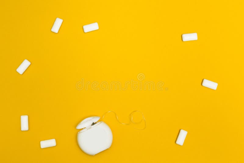 Kaugummi und Zahnseide auf einem gelben Hintergrund Raum für Text lizenzfreie stockfotos Kaugummi und Zahnseide auf einem gelben Hintergrund Raum für Text lizenzfreie stockfotos