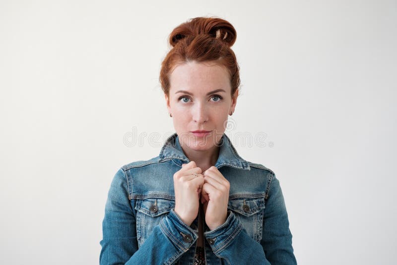 Kaukasisch vrouwenmodel met gemberhaar die binnen stellen stock foto Kaukasisch vrouwenmodel met gemberhaar die binnen stellen stock foto