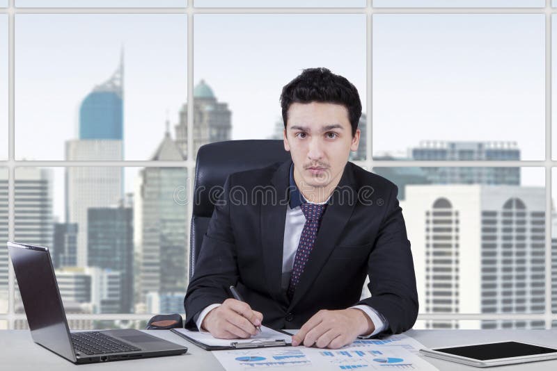 Kaukasische arbeiderszitting dichtbij het venster stock foto Kaukasische arbeiderszitting dichtbij het venster stock foto