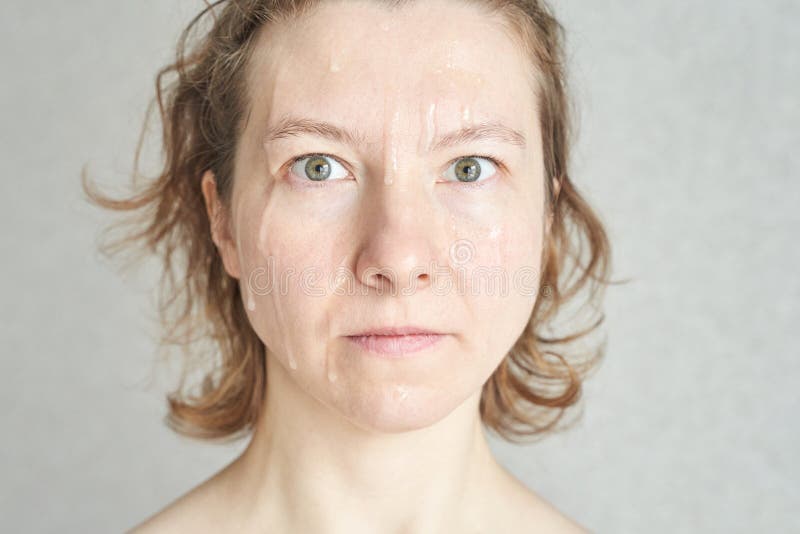 Kaukasische erwachsene Frau mit nassem Gesicht und kurzen Haaren, die Kamera gegen stockfotografie