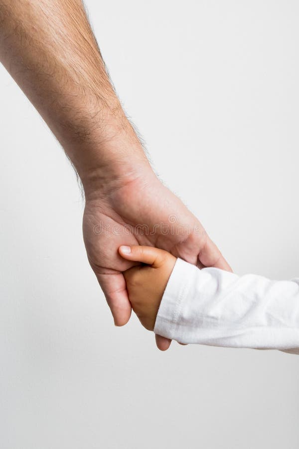 Kaukasische erwachsene Hand mit hispanischer Hand, die Pflege und Verbindung symbolisiert lizenzfreie stockfotografie
