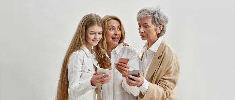Kaukasische Familien verwenden und sich Abwechslung-Smartphones anschauen stockfotografie