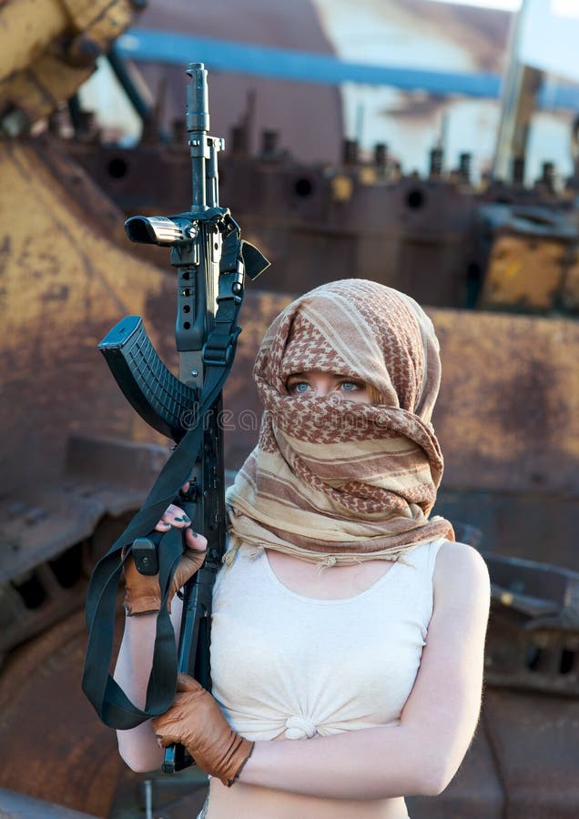 Kaukasische Frau mit einem Gewehr im arabischen Schal