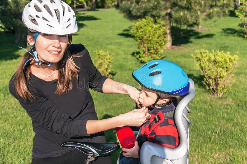 Kaukasische Frau Und Baby Auf Einem Fahrrad Mit