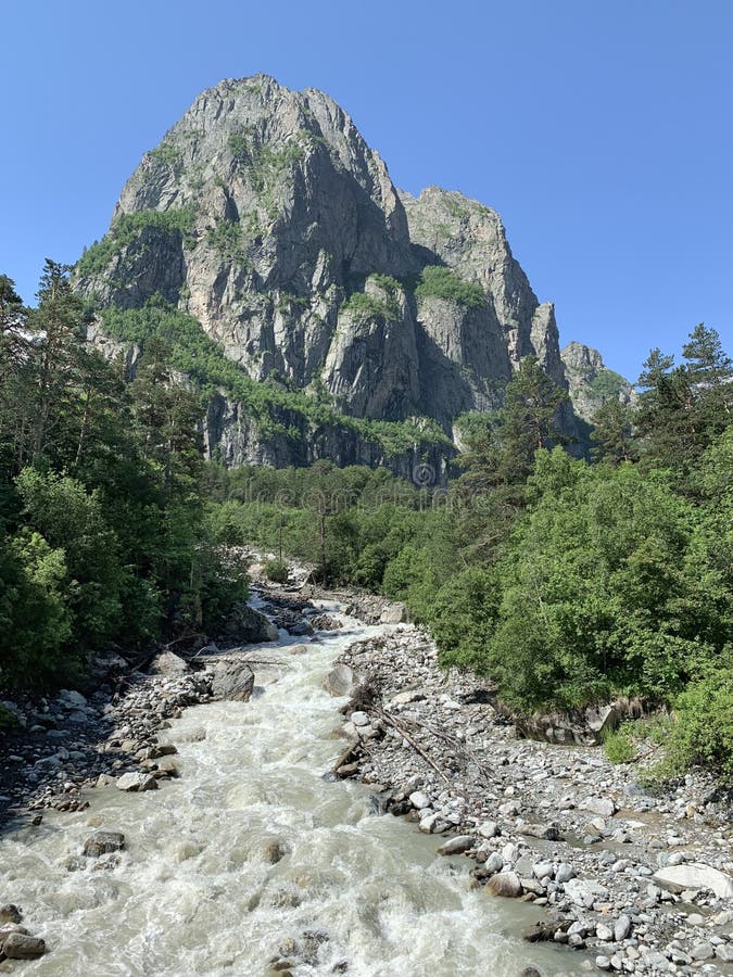 Kaukasische Gebirgslandschaft Tsey-Schlucht Der Bergmönch und der Fluss Tseydon Republik von Nord-Ossetien-Alania, Russland stockfotos Kaukasische Gebirgslandschaft Tsey-Schlucht Der Bergmönch und der Fluss Tseydon Republik von Nord-Ossetien-Alania, Russland stockfotos