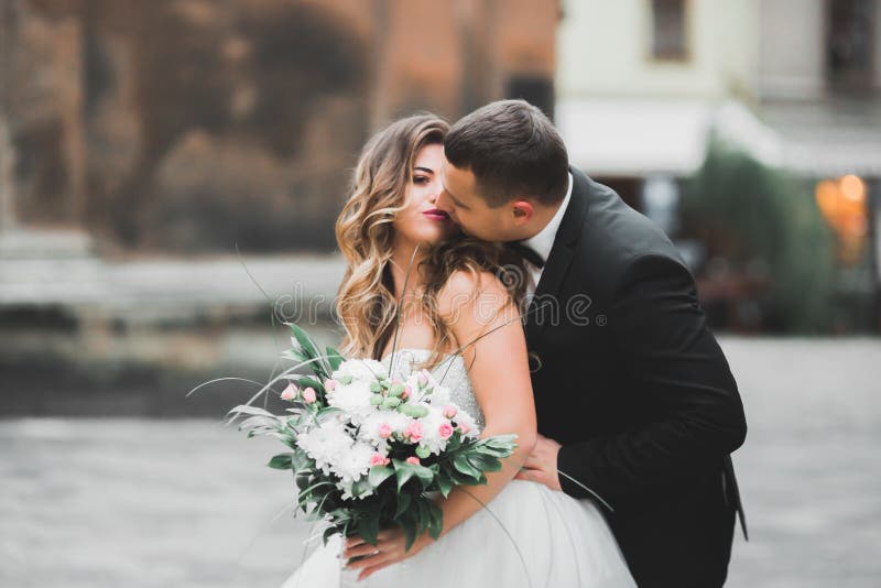 Kaukasische gl?ckliche romantische junge Paare, die ihre Heirat feiern outdoor lizenzfreie stockfotografie Kaukasische gl?ckliche romantische junge Paare, die ihre Heirat feiern outdoor lizenzfreie stockfotografie