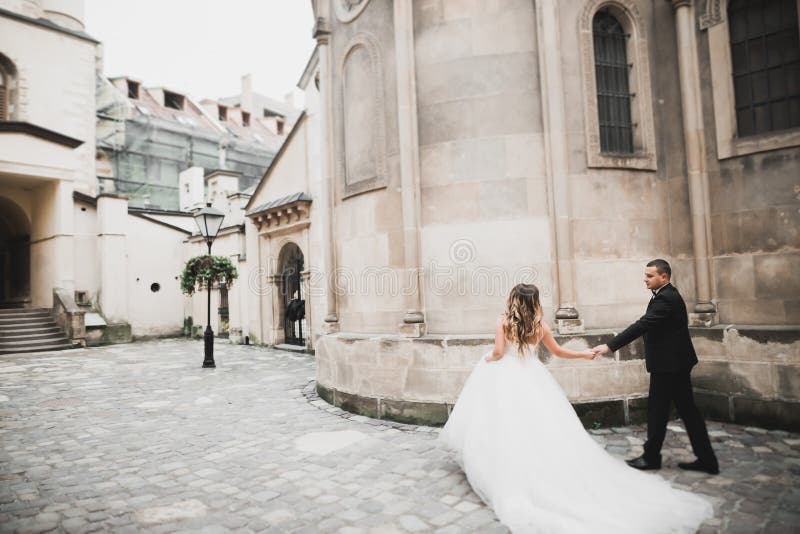 Kaukasische gl?ckliche romantische junge Paare, die ihre Heirat feiern outdoor stockfoto Kaukasische gl?ckliche romantische junge Paare, die ihre Heirat feiern outdoor stockfoto
