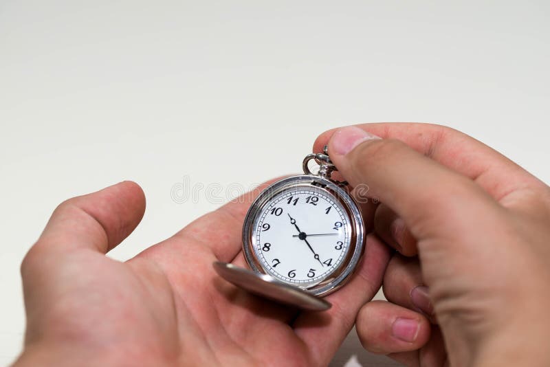 Kaukasische mannelijke hand die het zakhorloge aanpassen stock afbeelding Kaukasische mannelijke hand die het zakhorloge aanpassen stock afbeelding