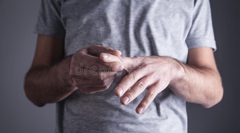 Kaukasische mens met vingerpijn Artritis, polspijn