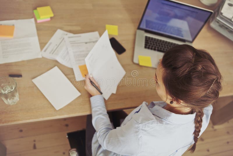 Kaukasische onderneemster die bij het bureau werken royalty-vrije stock fotografie Kaukasische onderneemster die bij het bureau werken royalty-vrije stock fotografie