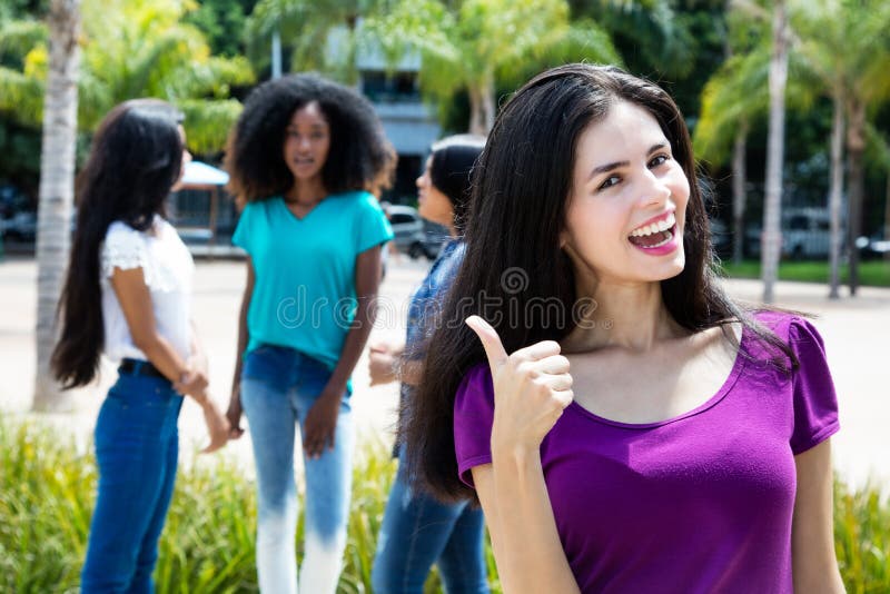 Kaukasische vrouw die duim met groep meisjes tonen royalty-vrije stock afbeelding Kaukasische vrouw die duim met groep meisjes tonen royalty-vrije stock afbeelding