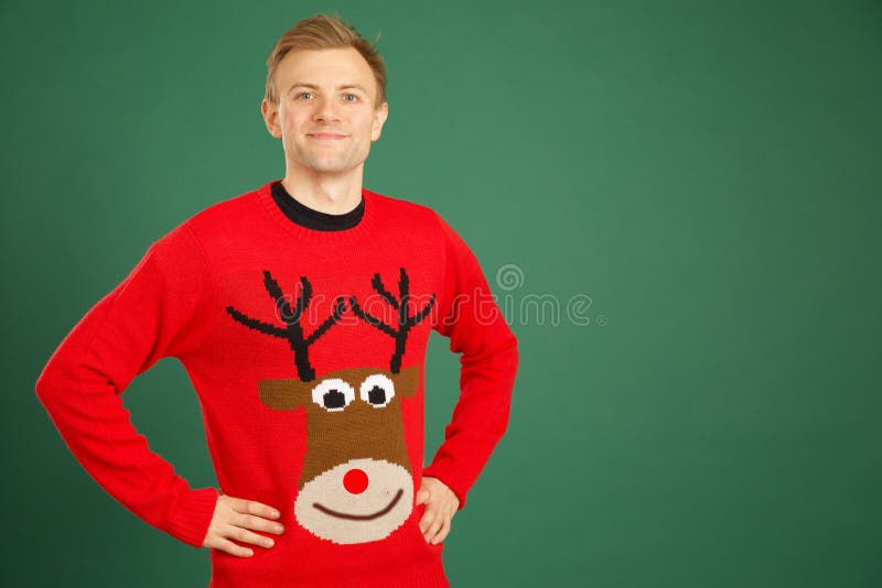 Kaukasischer erwachsener Mann, der roten Weihnachtspullover trägt stockbilder
