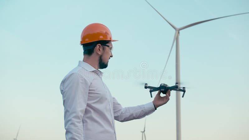 Kaukasischer Ingenieur in einem orange Schutzhelm und Schutzbrillen mit einem Bedienfeld, entfernend von den Händen von einem int stock footage