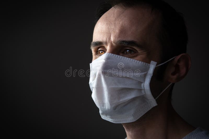 Kaukasischer Mann, der eine weiße medizinische Maske für den Schutz gegen ansteckende Krankheit Coronavirus trägt stockfotografie