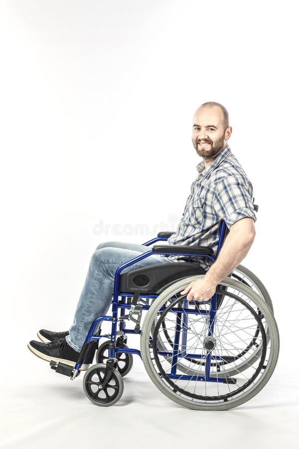 Kaukasisches Mannlächeln und positiver Ausdruck, behindert auf Rollstuhl lizenzfreie stockfotos Kaukasisches Mannlächeln und positiver Ausdruck, behindert auf Rollstuhl lizenzfreie stockfotos