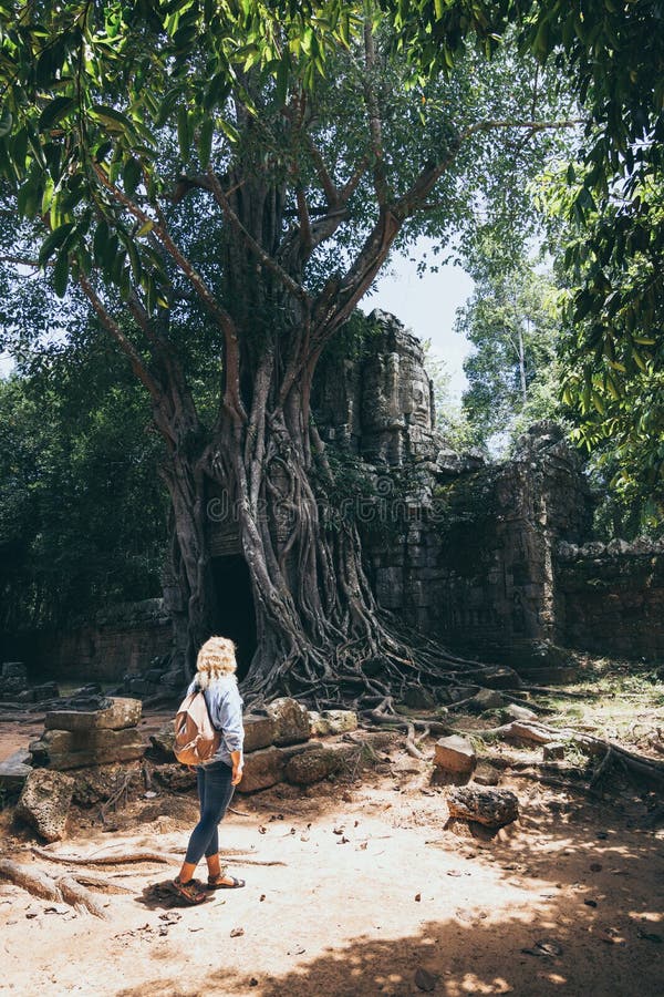 Kaukasisk blond kvinna som upptäckte ruinerna frÃ¥n Angkor Wat temple-komplexet i Siem Reap, Kambodja royaltyfri fotografi Kaukasisk blond kvinna som upptäckte ruinerna frÃ¥n Angkor Wat temple-komplexet i Siem Reap, Kambodja royaltyfri fotografi