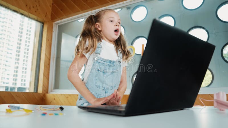 Kaukasisk flicka uttråkad vid användning av kodning eller programmeringssystem för bärbara datorer. uppgörelse. arkivfilmer
