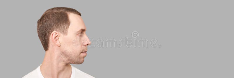 Kaukasisk man. skönhetskosmetologiporträtt. lugn och sansat. skinn royaltyfri foto